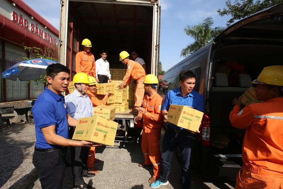 EVNNPC hỗ trợ các xã bị cô lập do mưa ngập tại Hương Khê, Hà Tĩnh - 5 EVNNPC hỗ trợ các xã bị cô lập do mưa ngập tại Hương Khê, Hà Tĩnh - 5