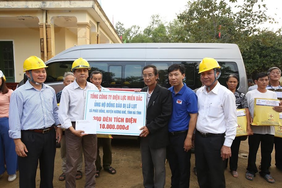 EVNNPC hỗ trợ các xã bị cô lập do mưa ngập tại Hương Khê, Hà Tĩnh - 1 EVNNPC hỗ trợ các xã bị cô lập do mưa ngập tại Hương Khê, Hà Tĩnh - 1