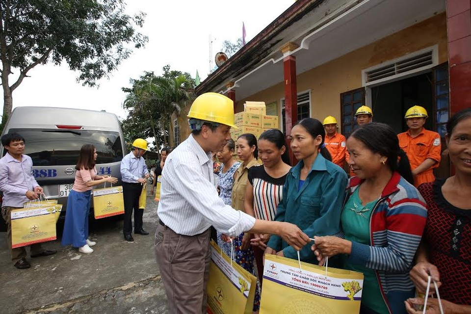EVNNPC hỗ trợ các xã bị cô lập do mưa ngập tại Hương Khê, Hà Tĩnh - 2 EVNNPC hỗ trợ các xã bị cô lập do mưa ngập tại Hương Khê, Hà Tĩnh - 2