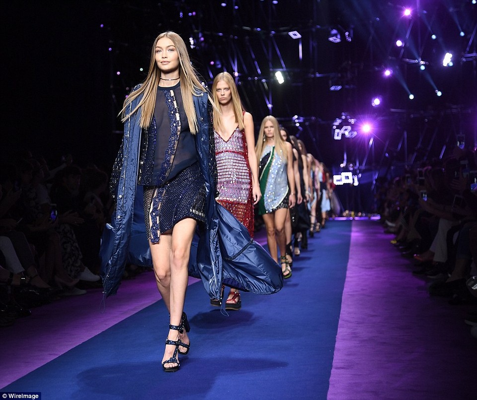 Dàn chân dài tỏa sáng trong show Versace - 9
Show diễn thành công tốt đẹp.