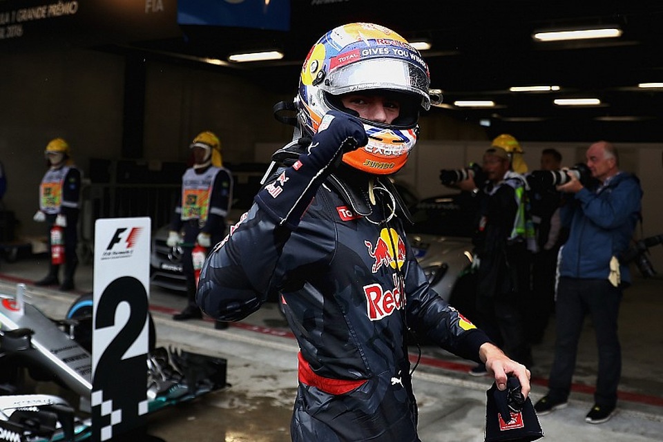 Thắng chặng, Lewis Hamilton tiếp tục nuôi giấc mơ vô địch - 6 Thắng chặng, Lewis Hamilton tiếp tục nuôi giấc mơ vô địch - 6