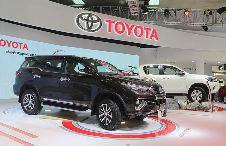Toyota Fortuner 2017 chính thức ra mắt thị trường Việt Nam - 2
Fortuner 2017 được trang bị nhiều công nghệ an toàn hiện đại như: hệ thống ổn định thân xe VSC, hệ thống khởi hành ngang dốc HAC và hỗ trợ xuống dốc DAC, 7 túi khí, hệ thống kiểm soát tốc độ cruise control, khung xe GOA cứng cáp hơn, camera lùi...