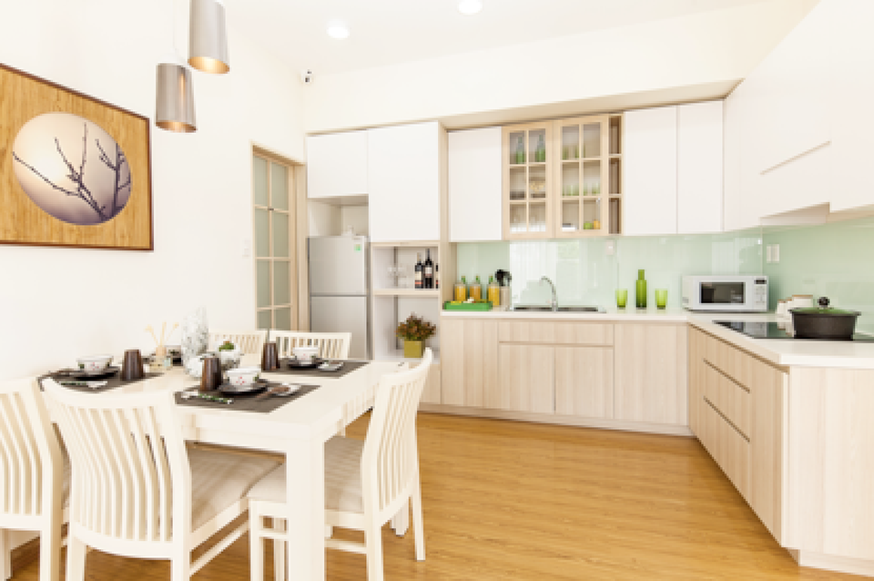 Bếp và phòng ăn của căn hộ Flora Fuji được bố trí liên thông giúp tối ưu hóa diện tích sử dụng.