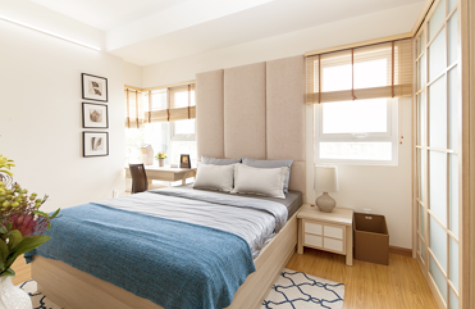 Phòng ngủ kết hợp bàn làm việc với các khung cửa lớn nhìn ra không gian bên ngoài.