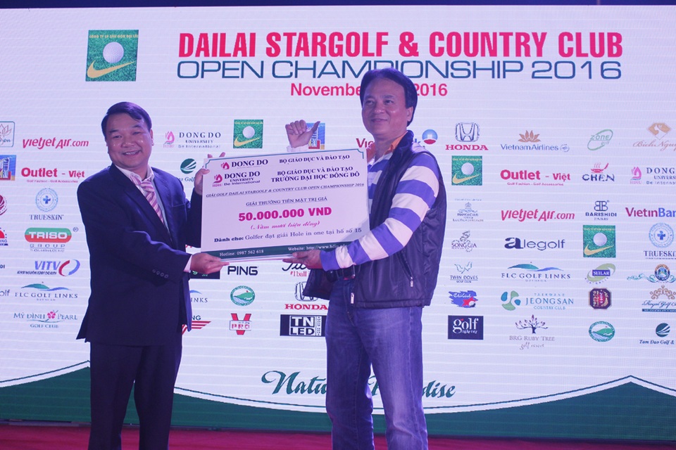 Đại diện lãnh đạo trường trao tặng giải thưởng tiền mặt trị giá 50 triệu đồng.