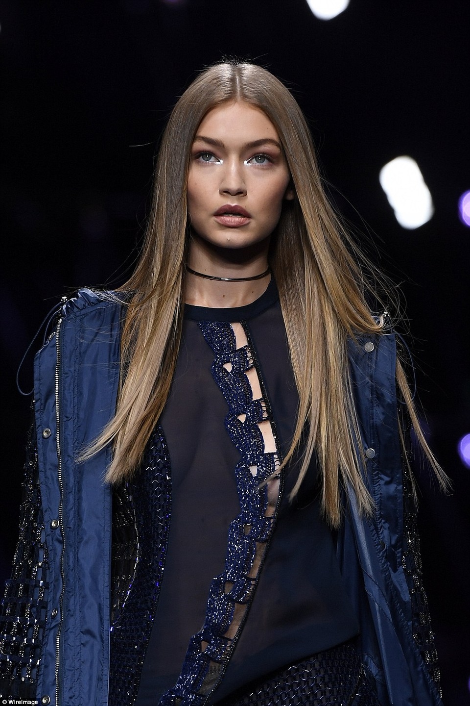 Dàn chân dài tỏa sáng trong show Versace - 4
Cô mặc bộ cánh thiết kế tinh xảo và cầu kỳ
