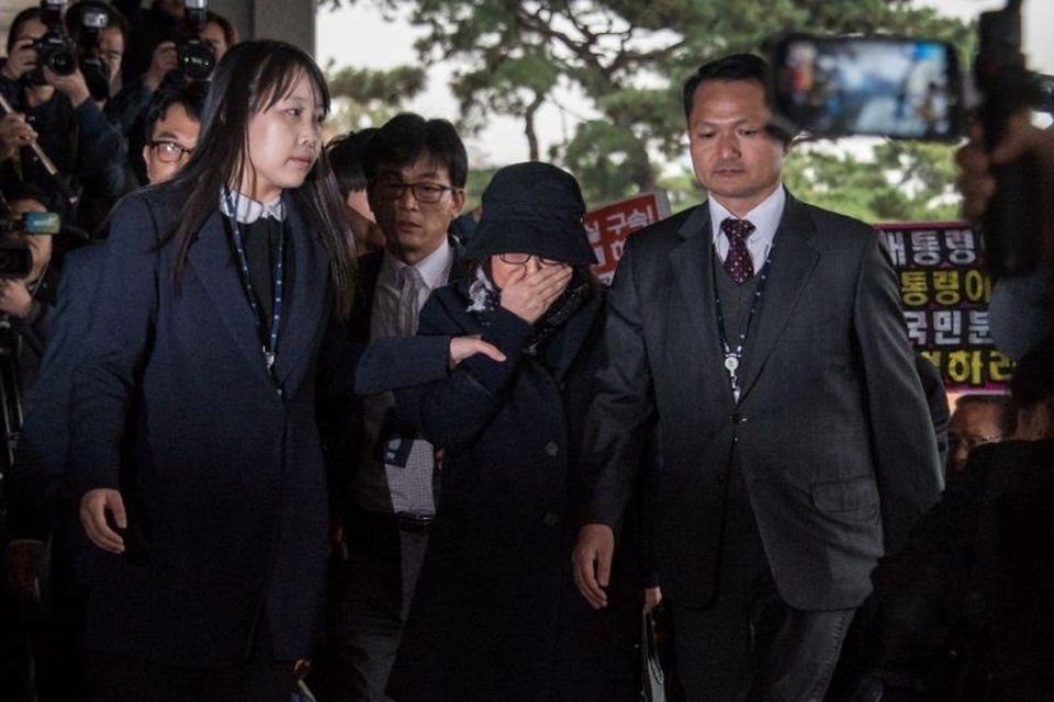 Hàn Quốc mở rộng điều tra vụ bê bối liên quan tới Tổng thống Park Geun-hye - 1
Bà Choi Soon-sil đã chính thức bị bắt giữ (Ảnh: AFP)