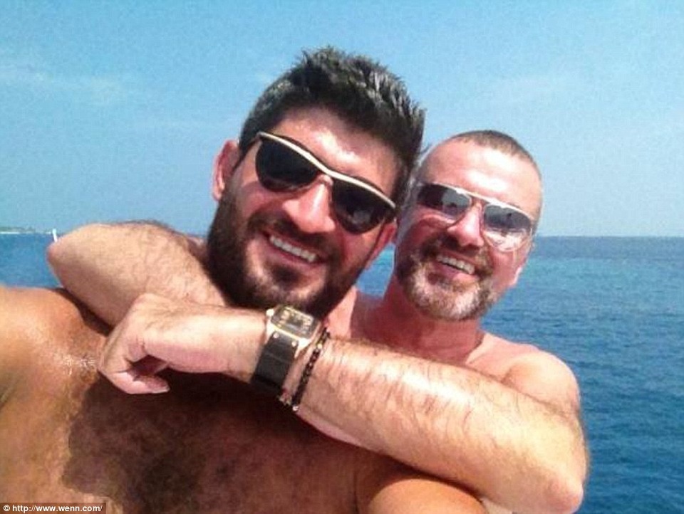 Bạn trai phát hiện George Michael chết trên giường - 3
George Michael và bạn trai đã có những ngày hạnh phúc bên nhau trước khi ông qua đời tại nhà riêng vào buổi sáng ngày Noel. Cái chết của George Michael được cho là vì một cơn đau tim. Trước đó nam ca sỹ nổi tiếng với bản hit Last Christmas đã có nhiều năm chiến đấu với ma túy, tăng cân mất kiểm soát