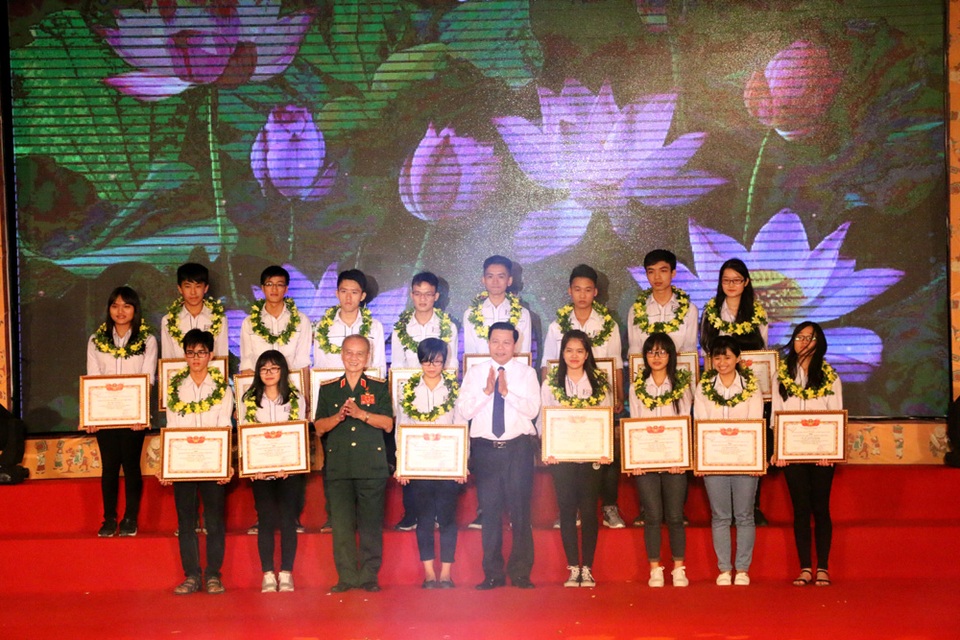 Quỹ Khuyến học Khuyến tài Phạm Văn Trà trao thưởng hơn 1,6 tỷ đồng - 1 Đại tướng Phạm Văn Trà, nguyên ủy viên Bộ Chính trị, nguyên Bộ trưởng Bộ Quốc phòng và ông Nguyễn Nhân Chiến - Bí thư Tỉnh ủy Bắc Ninh trao bằng khen cho các em đạt thành tích xuất sắc trong học tập.
