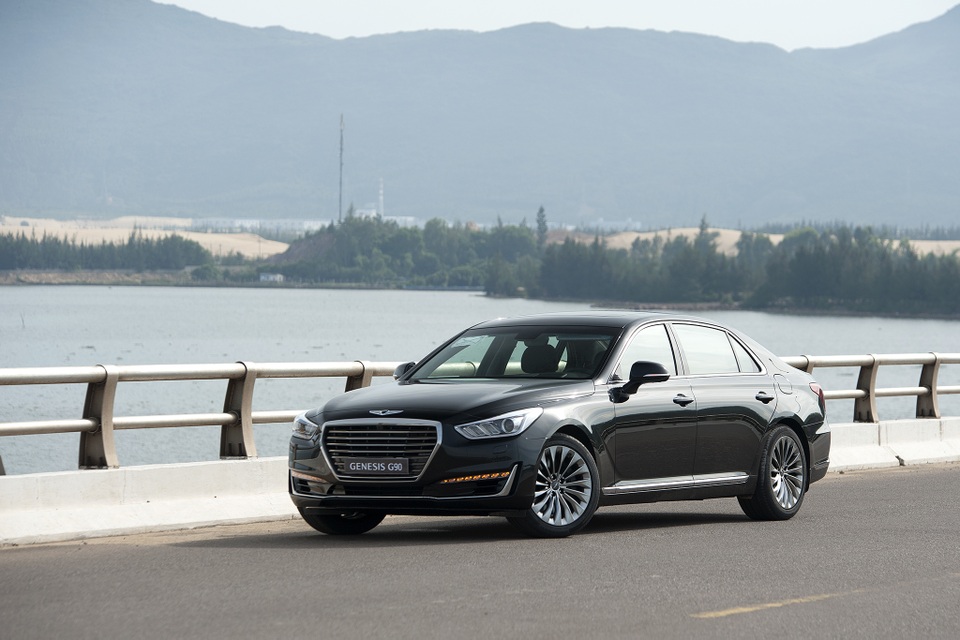 Genesis G90 sở hữu hệ thống an toàn cao cấp với khung thép 51,5% thành phần thép cường lực AHSS giúp gia cố sự vững chắc của khung xe, đồng thời được tích hợp hàng loạt công nghệ an toàn và hỗ trợ lái xe cao cấp hàng đầu hiện nay: hệ thống chống bó cứng phanh - ABS, hệ thống hỗ trợ phanh khẩn cấp - BAS, hệ thống phân bổ lực phanh điện tử - EBD, hệ thống cân bằng điện tử - ESC, hệ thống kiểm soát thân xe - VSM, Hệ thống kiểm soát lực kéo - TCS, hệ thống hỗ trợ khởi hành ngang dốc - HAC, 9 túi khí quanh xe, 8 cảm biến trước sau, hệ thống cảm biến áp suất lốp, hệ thống phanh tay điện tử kết hợp Autohold, camera 360 thông minh, hệ thống điều khiển hành trình thông minh.