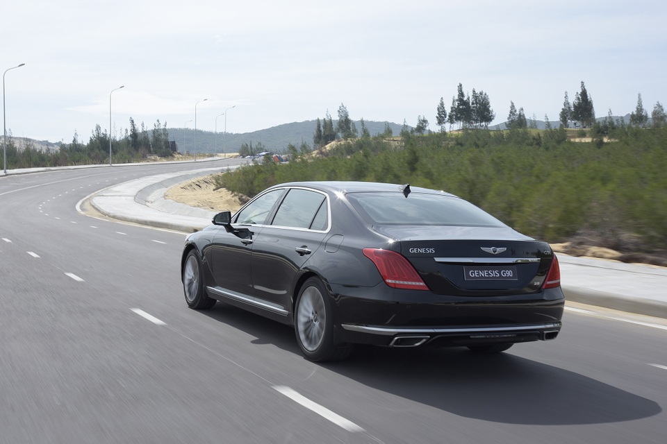 Genesis G90 được phân phối tại Việt Nam với 2 phiên bản động cơ, bao gồm động cơ Lambda hút khí tự nhiên 3,8 lít V6 cho công suất tối đa 308 mã lực và mô men xoắn cực đại 391 Nm. Phiên bản thứ hai là động cơ Tau V8 5,0 lít cho công suất tối đa 413 mã lực và mô men xoắn cực đại 505 Nm.