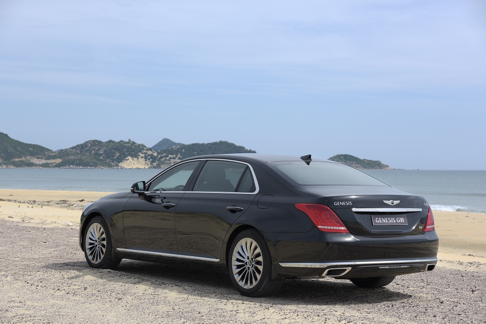 Phần đuôi của Genesis G90 mang vẻ đẹp tinh tế không cầu kì với hệ thống đèn sau to bản, ống xả kép theo đúng phong cách hạng sang, phía sau có thêm hệ thống cảm biến giúp cảnh báo lùi xe và tránh những va chạm khi di chuyển trên đường. La-zăng xe có kích cỡ 19 inch đa chấu được cấu thành từ hợp kim cao cấp, được tạo hình theo hình tượng hoa cúc nan hoa chụm lại, nhằm tăng hiệu quả thẩm mĩ đặc biệt khi xe di chuyển.