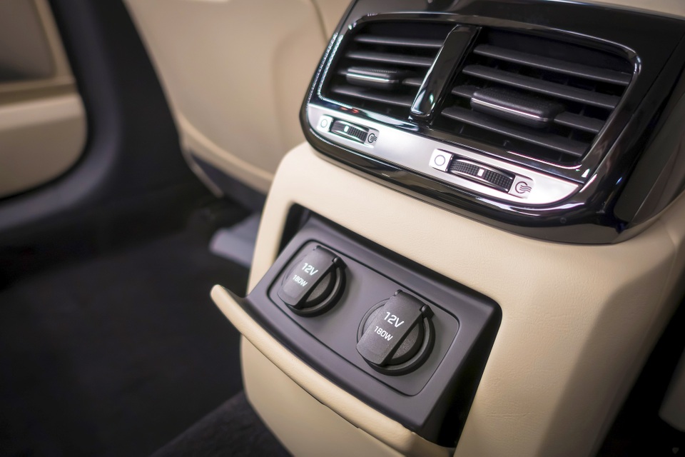 Xe được trang bị ghế chỉnh điện 22 hướng khác nhau cùng việc tích hợp sưởi cũng như thông gió cho ghế giúp cho tất cả các vị trí đều có được cảm giác cực kỳ dễ chịu. Vô lăng G90 được bọc da cao cấp và điều khiển điện 4 hướng với hành trình di chuyển lớn. Toàn bộ các ghế đều nhớ được 3 vị trí khác nhau. Cùng với đó, Genesis G90 được trang bị hệ thống điều hoà 3 vùng độc lập hoàn toàn (mỗi vị trí có thể tuỳ chỉnh tốc độ gió và hướng gió).