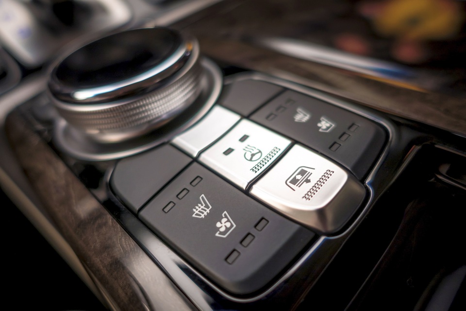 G90 được đánh giá là một chiếc sedan công nghệ cao cấp hàng đầu hiện nay với 3 màn hình thông tin giải trí, bao gồm 1 màn hình 12,3 ở phía trước (độ phân giải cao) và 2 màn hình 9,2 phục vụ hàng ghế sau, đi cùng với hệ thống 17 loa Lexicon ampli rời tích hợp chuẩn Quantum Logic.