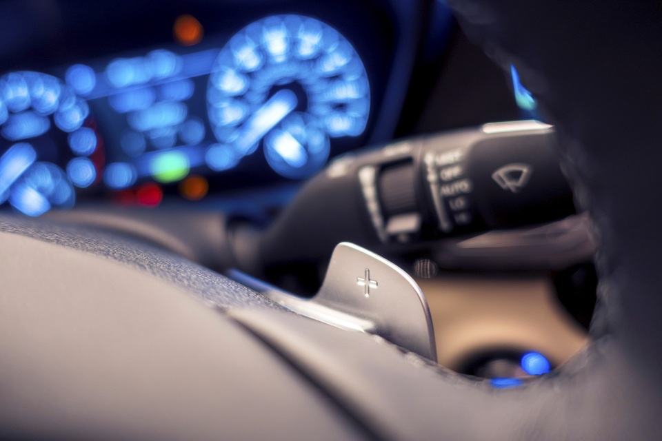 Ngoài ra, xe còn có những trang bị tiện nghi khác như hệ thống khởi động nút bấm, hệ thống cửa hít điện cho cả 4 cánh, hệ thống cốp sau điện thông minh, dèm cửa 2 bên ghế sau và phía sau điểu khiển điện thông minh sạc không dây cho thiết bị di động, màn hình Head Up Display (HUD - hiển thị các thông số xe phía trước kính lái), cửa sổ trời điều khiển điện...