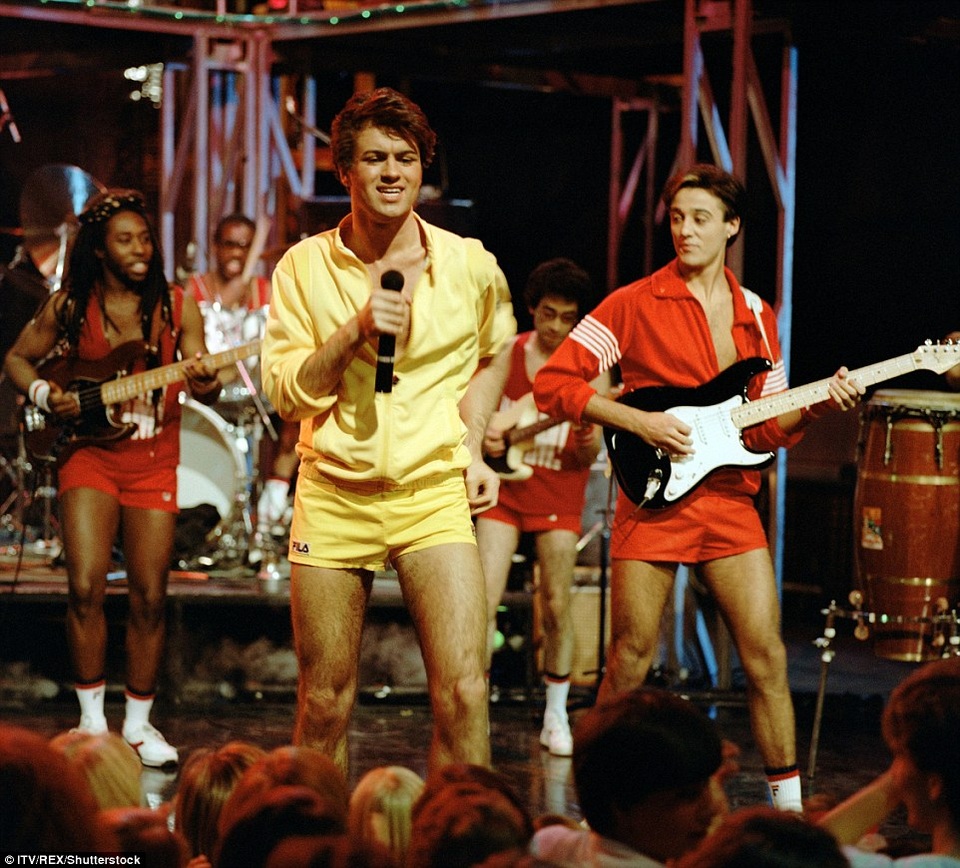 Ca sĩ George Michael với những khoảnh khắc “độc”, khó quên - 13
George gây sốc khi diện đồ màu vàng trong khi người anh em - Andrew Ridgeley mặc đồ đổ lên sân khấu.