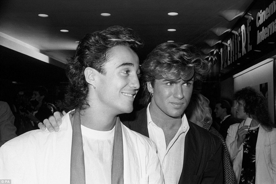 Ca sĩ George Michael với những khoảnh khắc “độc”, khó quên - 14
Vào năm 1984, Andrew Ridgeley và George Michael tay trong tay thân thiết khi cùng tham dự một sự kiện.