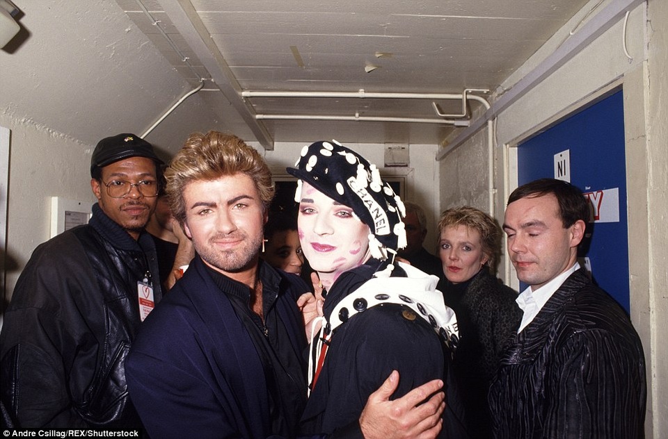 Ca sĩ George Michael với những khoảnh khắc “độc”, khó quên - 15
George Michael và Boy George gặp gỡ nhau tại một sự kiện gây quỹ từ thiện ủng hộ các bệnh nhân bệnh AIDS tại London, tháng 4/1987.