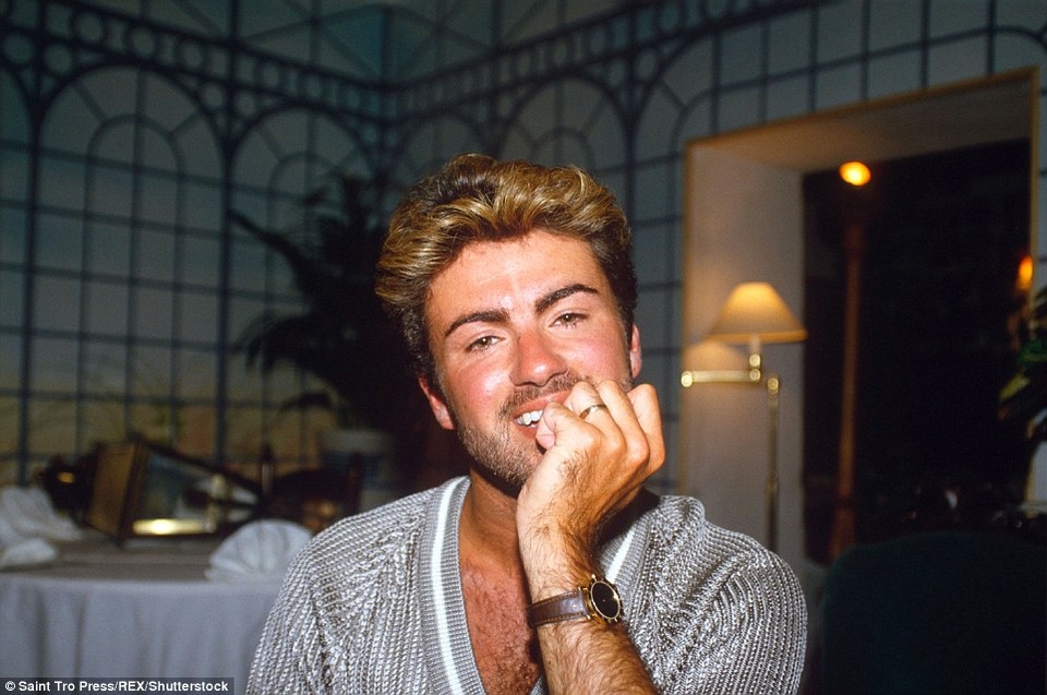 Ca sĩ George Michael với những khoảnh khắc “độc”, khó quên - 16
George và bạn gái - Kathy Yeung ăn tối cùng nhau tại Los Angeles, California, Mỹ, vào năm 1988.