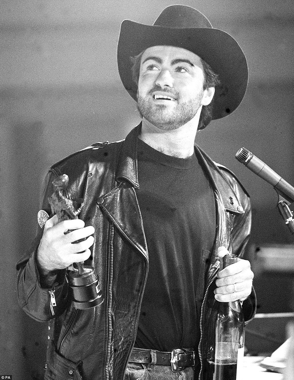 Ca sĩ George Michael với những khoảnh khắc “độc”, khó quên - 17
George Michael ăn mừng chiến thắng của album Faith tại một lễ trao giải âm nhạc ở London, Anh. Album này của anh được tôn vinh là album thành công nhất của năm.