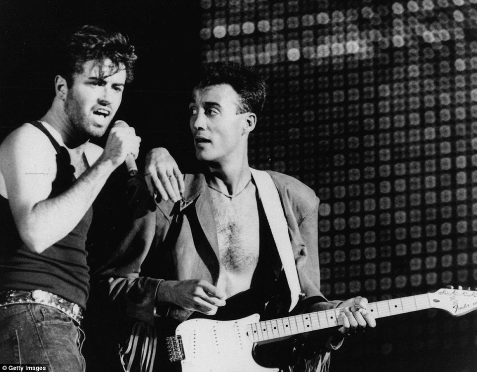 Ca sĩ George Michael với những khoảnh khắc “độc”, khó quên - 19
George Michael (trái) và Andrew Ridgeley trình diễn cùng nhau trên sân khấu vào năm 1986.