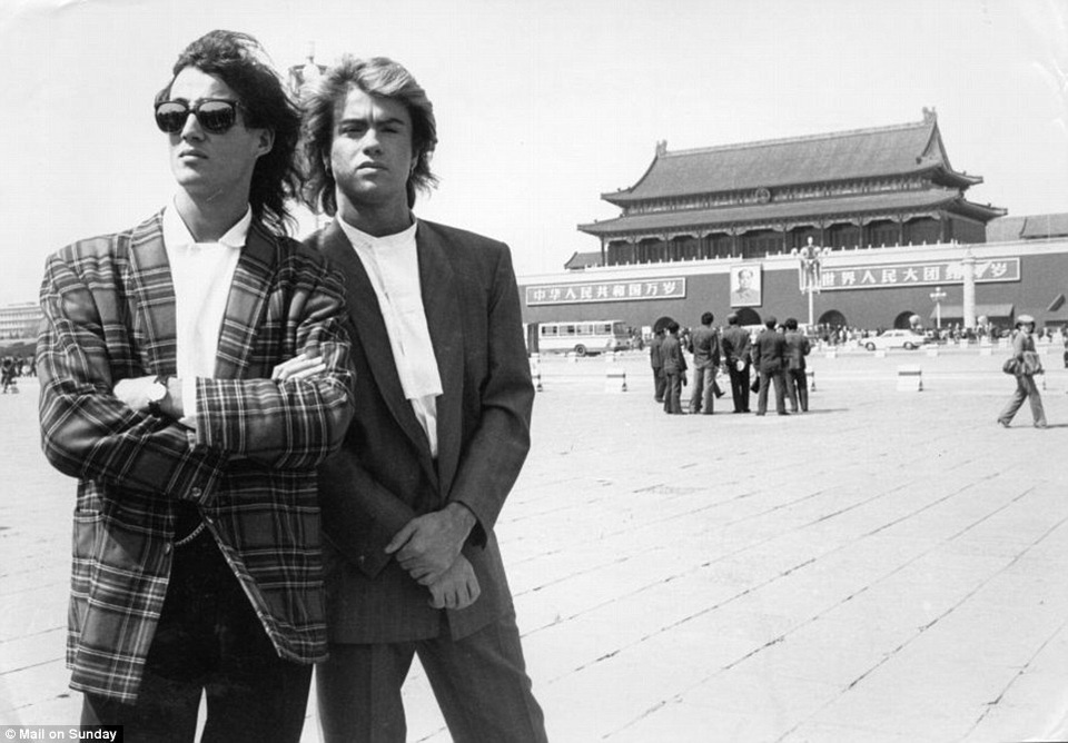 Ca sĩ George Michael với những khoảnh khắc “độc”, khó quên - 2
George Michael tên thật là Georgios Kyriacos Panayiotou, được sinh ra tại London, Anh, vào ngày 24/6/1963. Ông bắt đầu sự nghiệp ca hát tại London và gặp gỡ người bạn âm nhạc Andrew Ridgeley, thành viên nhóm Wham! sau này, tại Hertfordshire. Nhóm nhạc Wham! được thành lập vào năm 1981 và album đầu tay của họ có tên là Fantastic đã chiếm vị trí quán quân của bảng xếp hạng âm nhạc Anh hai năm sau đó.
