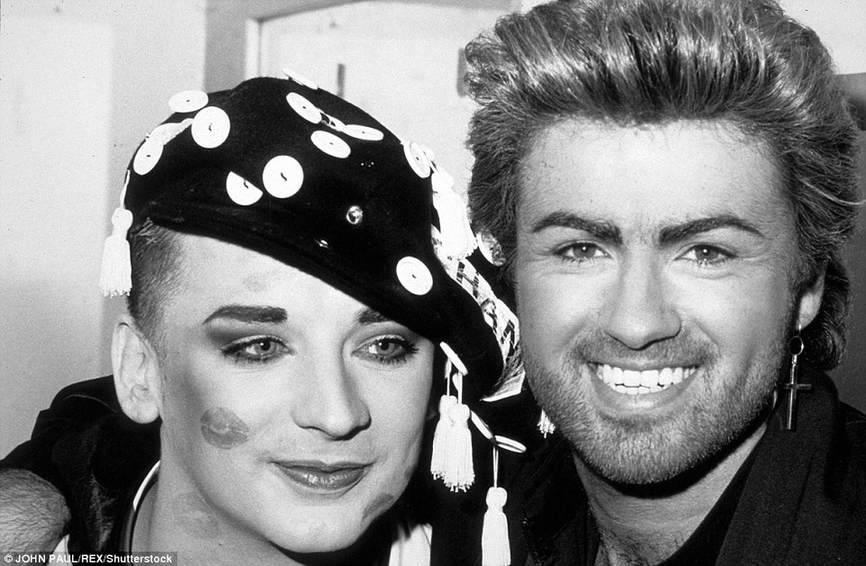 Ca sĩ George Michael với những khoảnh khắc “độc”, khó quên - 20
George Michael và Boy George chụp ảnh cùng nhau tại một sự kiện gây quỹ từ thiện ở London, Anh, vào năm 1987.