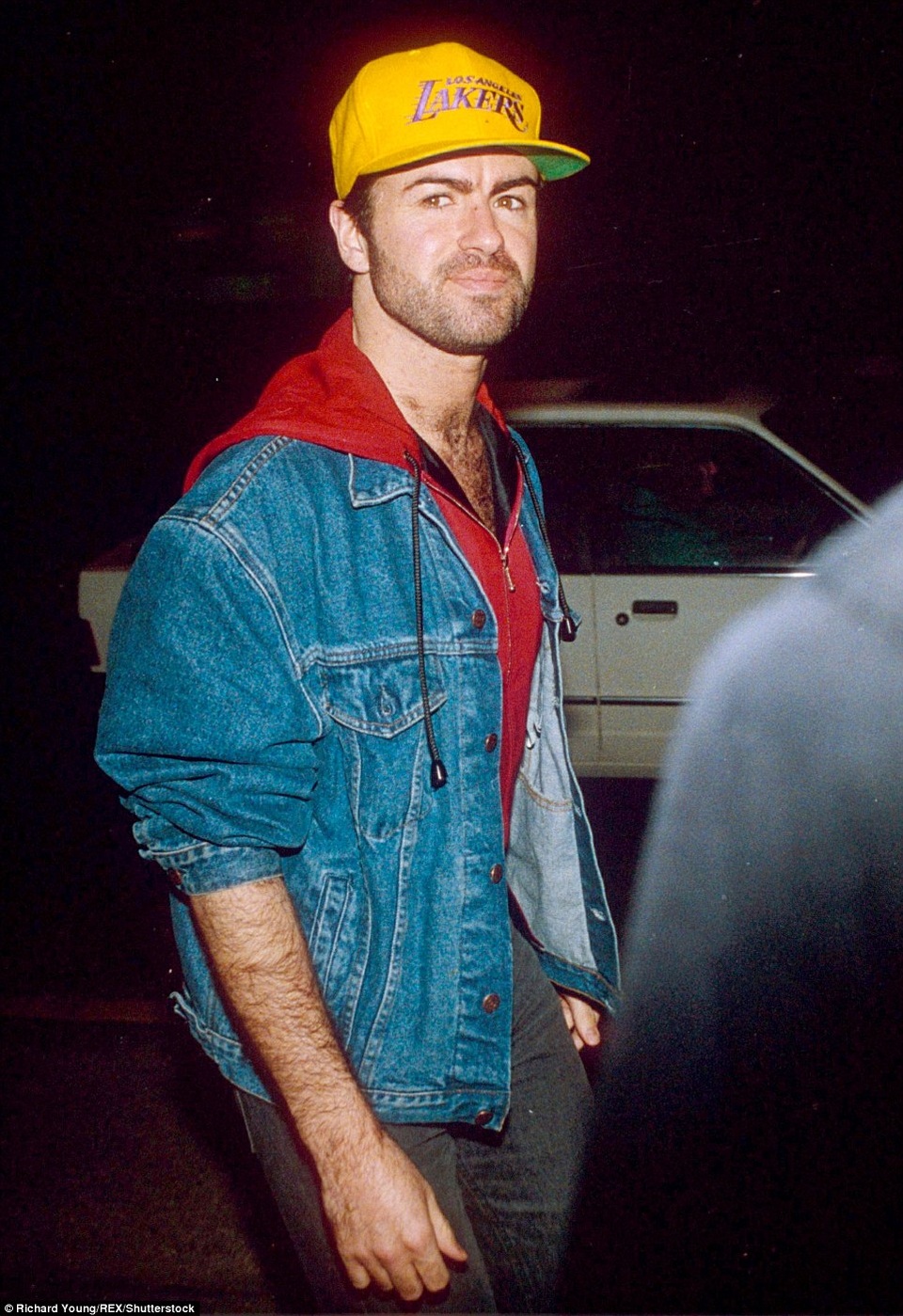 Ca sĩ George Michael với những khoảnh khắc “độc”, khó quên - 23
George diện trang phục bóng chày tại bữa tiệc ăn mừng thành công của bộ phim War of the Roses ở London, Anh, năm 1990.