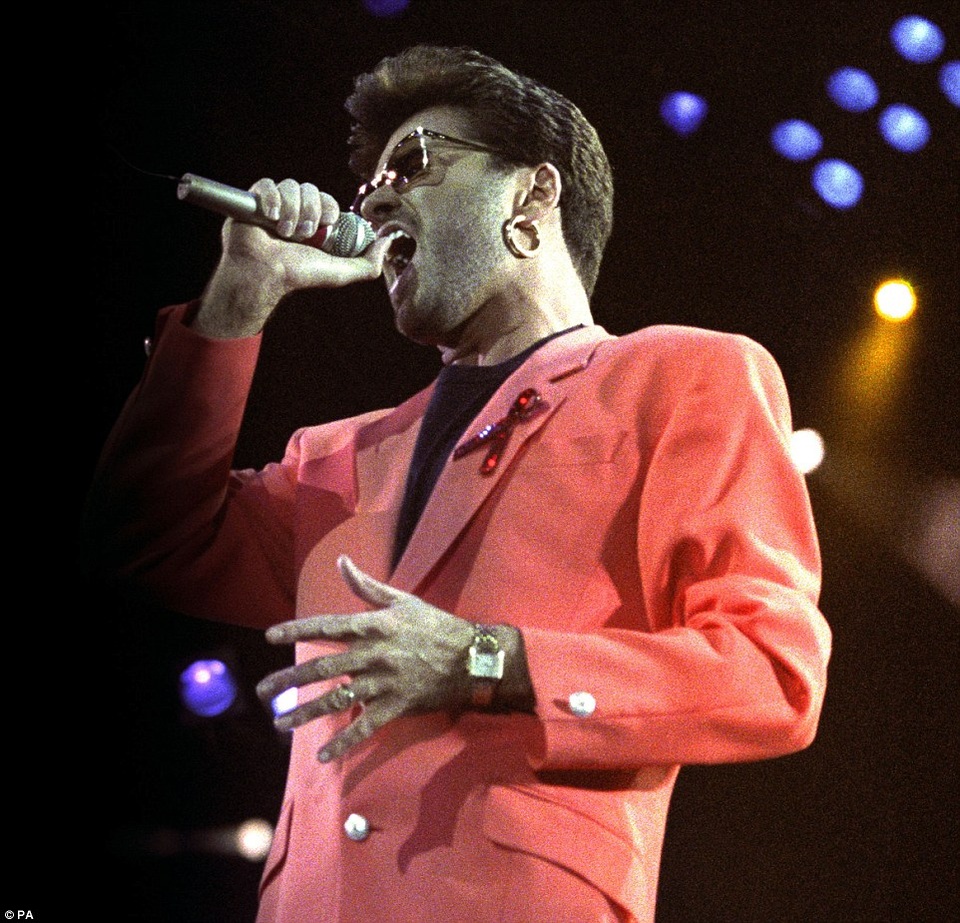Ca sĩ George Michael với những khoảnh khắc “độc”, khó quên - 26
George tham dự đêm nhạc tưởng nhớ thành viên nhóm Queen - Freddie Mercury ở sân vận động Wembley, London, Anh vào tháng 4/1992.