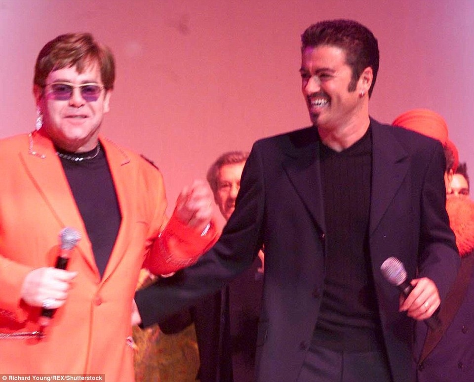 Ca sĩ George Michael với những khoảnh khắc “độc”, khó quên - 28
Elton John và George Michael trình diễn cùng nhau tại London, Anh vào năm 1999.
