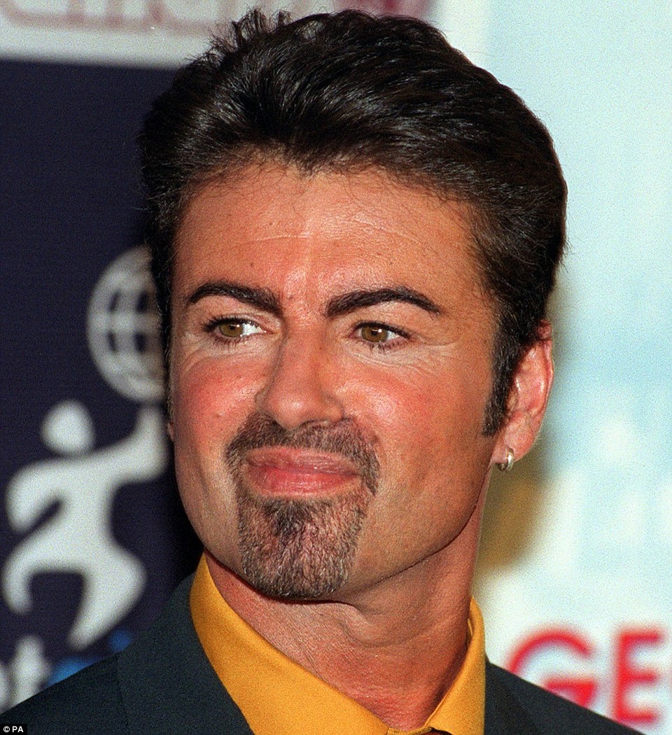 Ca sĩ George Michael với những khoảnh khắc “độc”, khó quên - 29
Tháng 9/1999, George Michael góp mặt tại một buổi họp báo ở London, Anh.