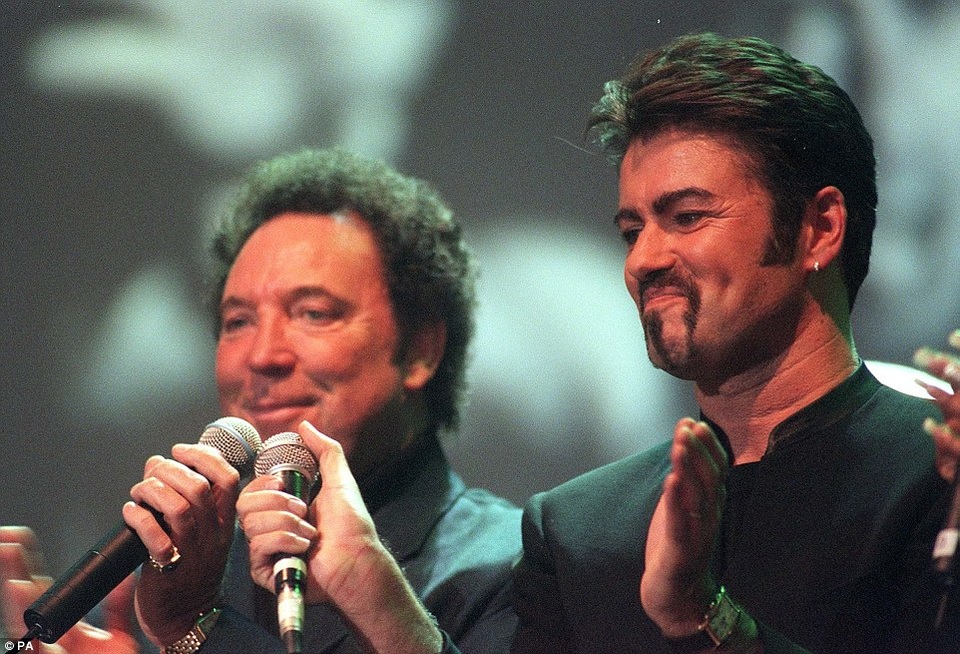 Ca sĩ George Michael với những khoảnh khắc “độc”, khó quên - 30
George Michael trình diễn tại buổi ca nhạc tưởng nhớ người vợ quá cố của Paul McCartney ở London, vào năm 1999.