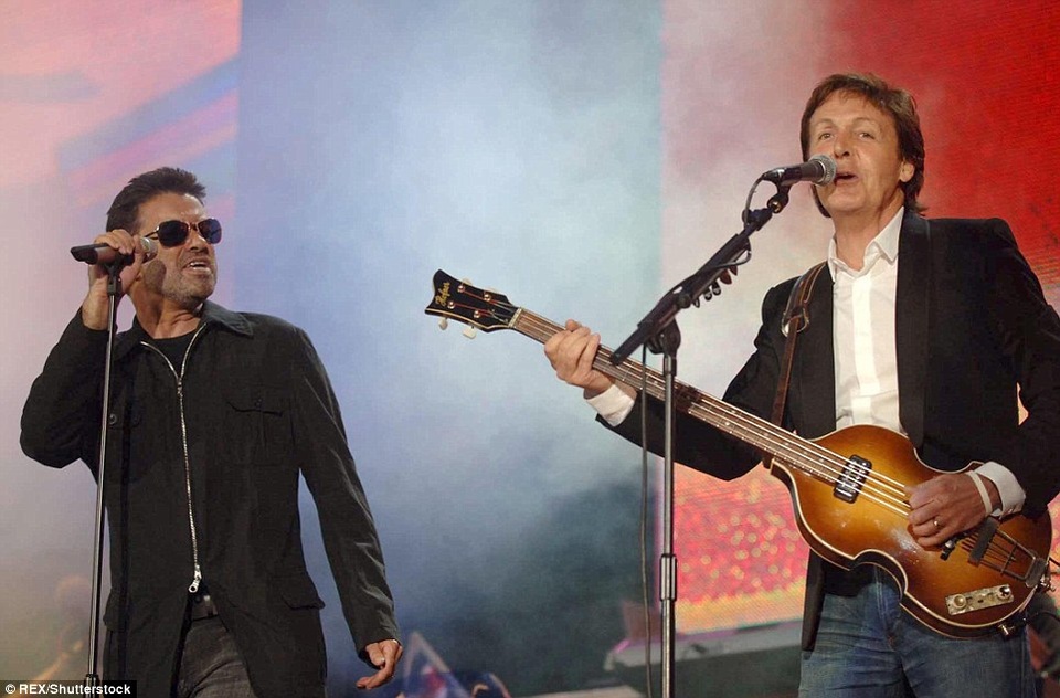 Ca sĩ George Michael với những khoảnh khắc “độc”, khó quên - 31
George Michael và Paul McCartney đã có một màn song ca ấn tượng tại London, Anh vào tháng 7/2005.