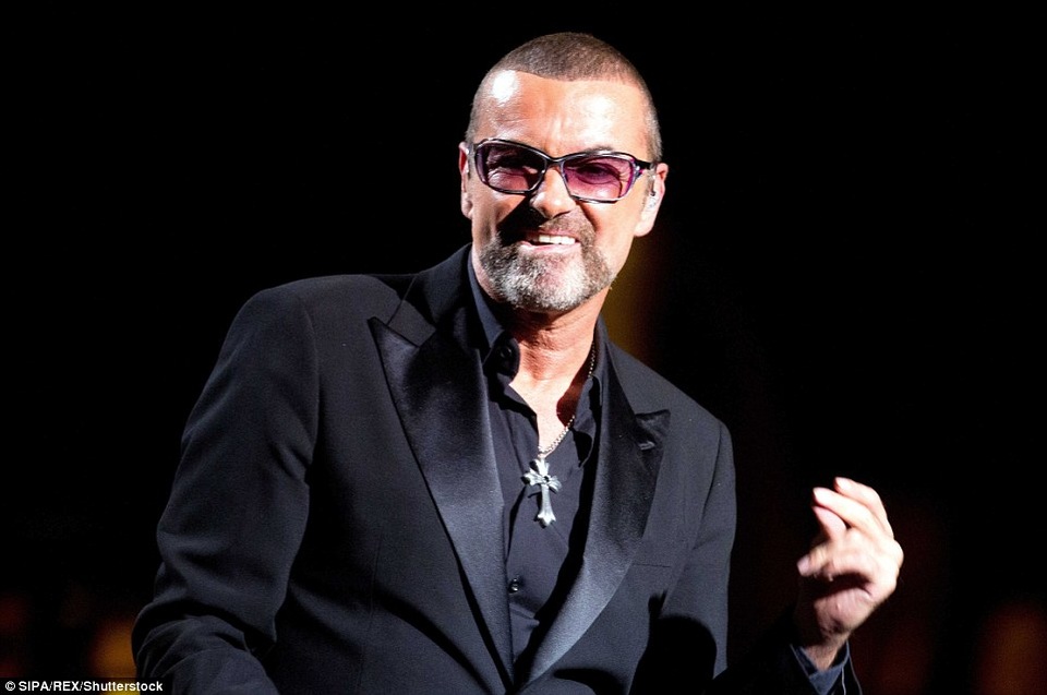 Ca sĩ George Michael với những khoảnh khắc “độc”, khó quên - 33
George Michael trình diễn trong chương trình gây quỹ từ thiện ở Paris, Pháp vào năm 2012.
