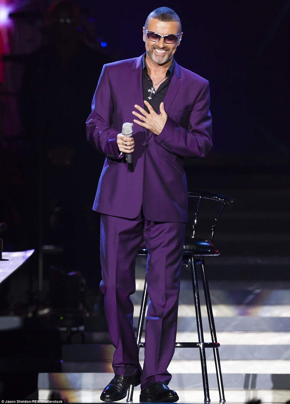Ca sĩ George Michael với những khoảnh khắc “độc”, khó quên - 34
Tháng 9/2012, ngôi sao 53 tuổi diện nguyên cây tím lên sân khấu Birmingham, Anh. Đây là đêm diễn đầu tiên trong tour diễn Symphonica của anh.