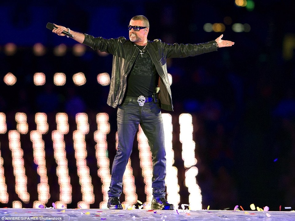 Ca sĩ George Michael với những khoảnh khắc “độc”, khó quên - 35
George Michael máu lửa biểu diễn trong đêm bế mạc Thế vận hội London vào năm 2012.
