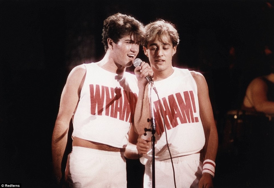 Ca sĩ George Michael với những khoảnh khắc “độc”, khó quên - 4
Sau 5 năm hoạt động, vào năm 1986, nhóm Wham! giải tán trong sự tiếc nuối của người hâm mộ và hai thành viên của nhóm theo đuổi những sự nghiệp âm nhạc riêng. Cả hai đều rất thành công tại Anh, đặc biệt là George Michael, người đàn ông sở hữu vẻ ngoài nam tính nhưng lại mang chất giọng ấm áp đi vào tim người hâm mộ.