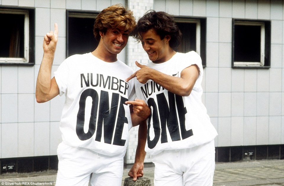Ca sĩ George Michael với những khoảnh khắc “độc”, khó quên - 5
Tháng 5/1984, Michael và người anh em thân thiết - Ridgeley diện đồ đôi trong ca khúc Wake Me Up Before You Go-go. Ca khúc này cũng là một trong những bản hit của nhóm Wham! và chiếm vị trí số 1 tại bảng xếp hạng âm nhạc Anh khi đó.