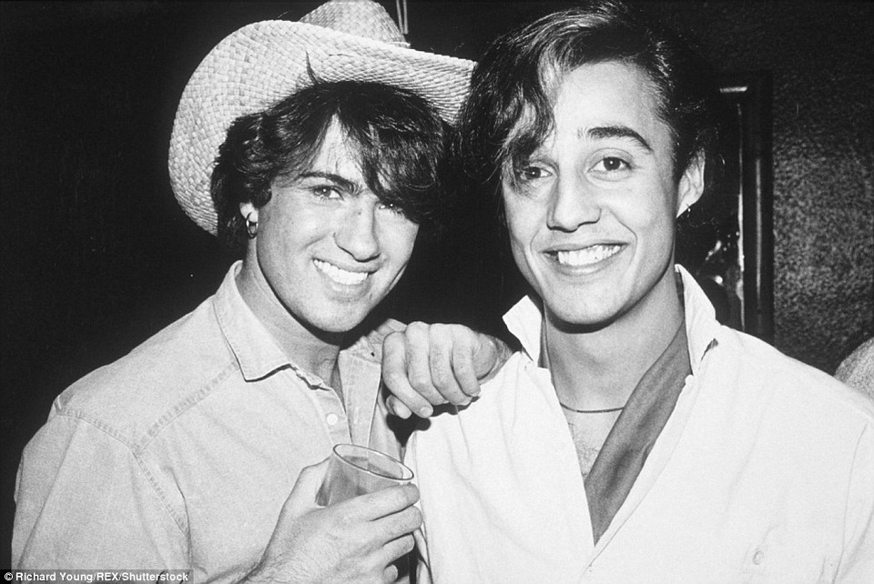 Ca sĩ George Michael với những khoảnh khắc “độc”, khó quên - 6
George Michael và Andrew Ridgeley tại tiệc sinh nhật của George tại một quán bar ở London, Anh.