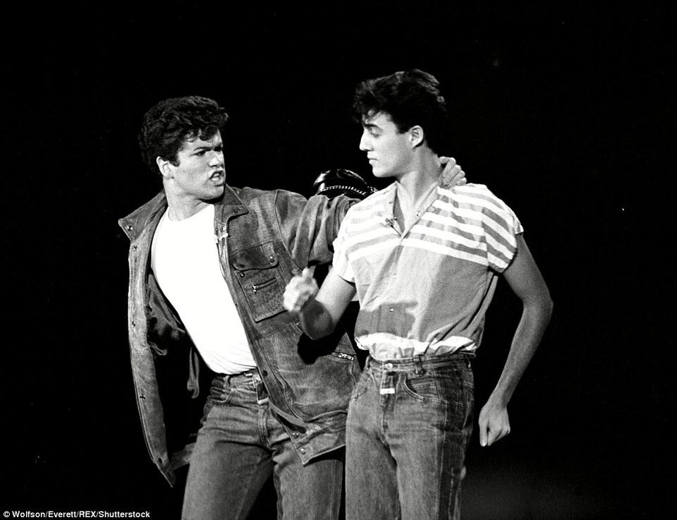 Ca sĩ George Michael với những khoảnh khắc “độc”, khó quên - 8
George Michael và Andrew Ridgeley, thành viên nhóm Wham!, trong một show truyền hình của Mỹ và đây là lần đầu tiên họ ra mắt khán giả Mỹ vào năm 1982.