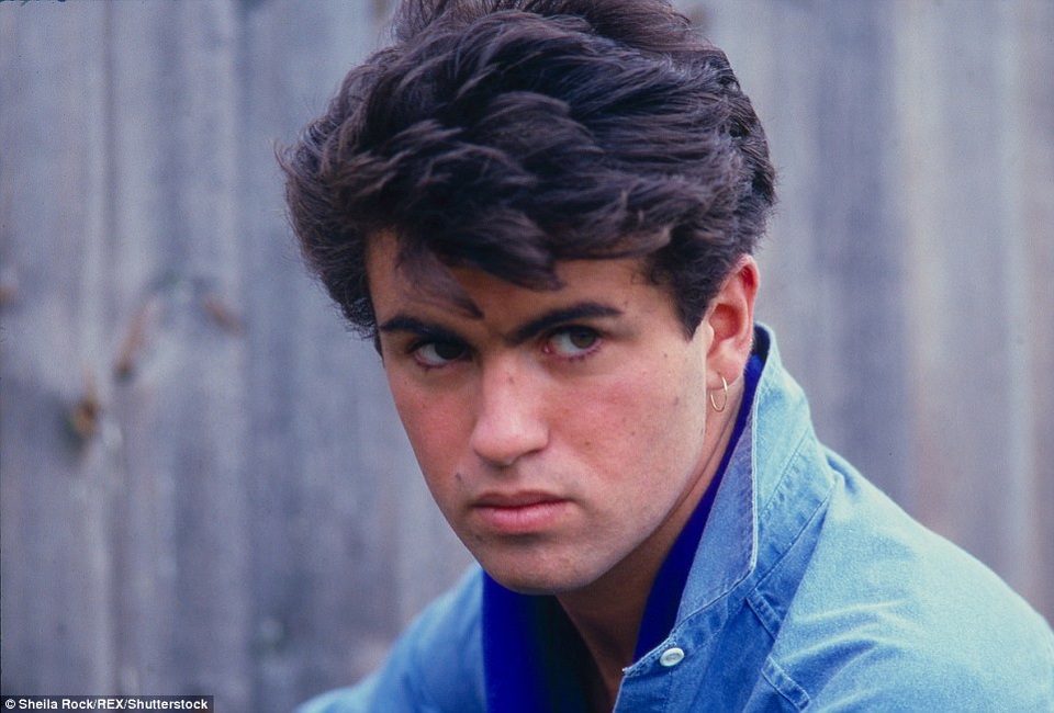 Ca sĩ George Michael với những khoảnh khắc “độc”, khó quên - 9
George chiếm được cảm tình của khán giả toàn thế giới từ những năm 80 của thế kỷ trước. Bức ảnh này được chụp vào năm 80 của thế kỷ trước trong một lần George vể thăm nhà ở London, Anh.