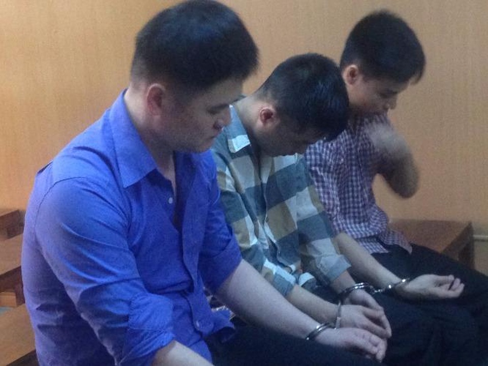Người Trung Quốc cầm đầu nhóm lừa đảo giả danh... công an - 1
Bị cáo Liu Tsung Chih (áo xanh) và các đồng phạm tại phiên xử