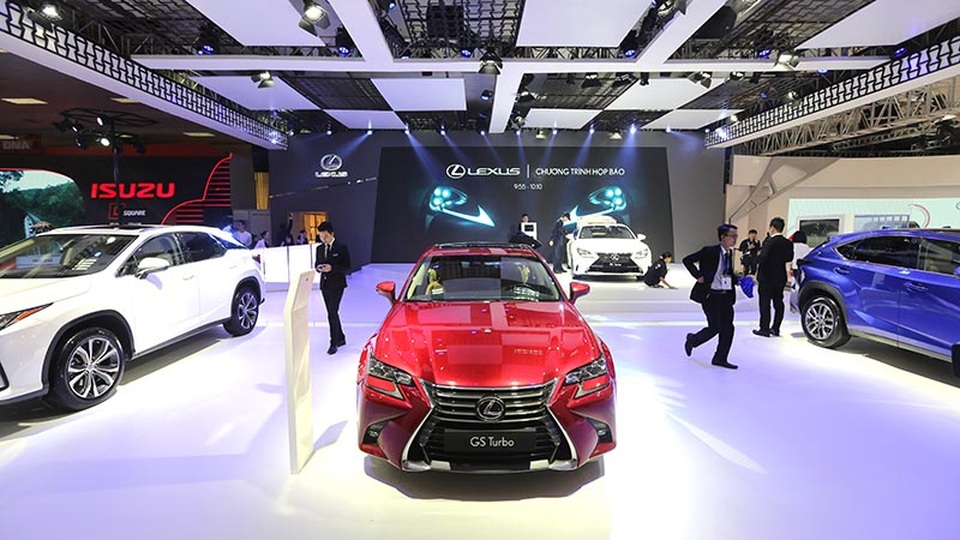 Lexus có gì tại triển lãm Vietnam Motor Show 2016? - 5
Và thực dụng nhất là mẫu GS200t tiếp tục kế thừa triết lý thiết kế đối lập song hành của Lexus với sự kết hợp hài hòa giữa phong cách cá tính thể thao và kiểu dáng sang trọng.