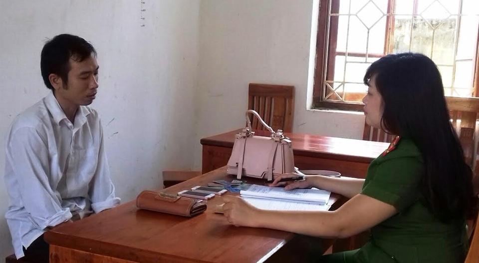 Giáo viên tiểu học liên tiếp gây ra nhiều vụ cướp giật - 1
Đối tượng Hoàng Văn Tiến tại cơ quan công an