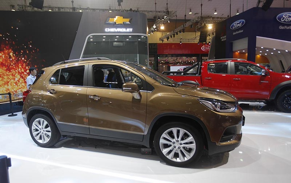 Chevrolet - Đậm dấu ấn thương hiệu Mỹ - 8
Chevrolet Trax 2017 nhập khẩu hoàn toàn mới là mẫu xe SUV đô thị thông minh với thiết kế thời thượng dành cho thành phố. Xe được trang bị động cơ Turbo Ecotec 1.4L với mô-men xoắn cực đại 200Nm và công suất tối đa 140 mã lực lớn nhất trong phân khúc, kết hợp hộp số tự động 6 cấp.