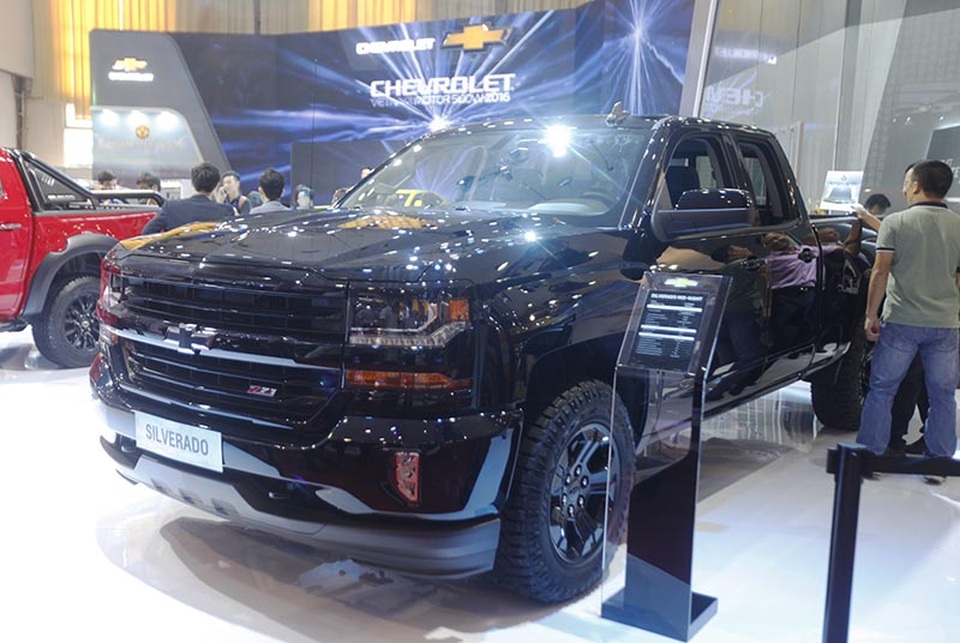 Chevrolet - Đậm dấu ấn thương hiệu Mỹ - 6
Silverado phiên bản Midnight có nội thất nỉ đen tuyền, ghế lái điều chỉnh điện 10 hướng, màn hình màu hiển thị đa thông tin 4,2 inch và vô lăng bọc da tích hợp hệ thống điều khiển âm thanh và điều khiển hành trình (Cruise control).