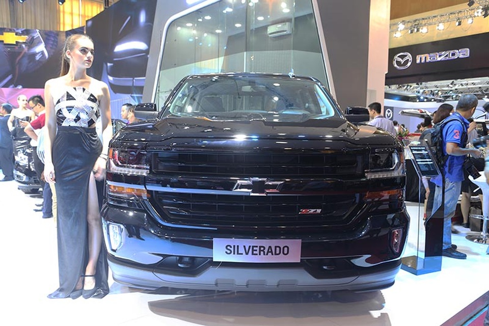 Chevrolet - Đậm dấu ấn thương hiệu Mỹ - 4
Silverado được trang bị loại động cơ bán tải duy nhất sử dụng hệ thống phun nhiên liệu trực tiếp, hệ thống quản lý nhiên liệu chủ động và van biến thiên. Động cơ sản sinh mô men xoắn cực đại 518 Nm và công suất tối đa 355 mã lực, đi kèm với hộp số tự động 6 cấp.