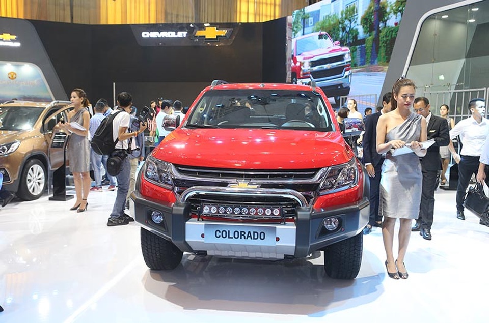 Chevrolet - Đậm dấu ấn thương hiệu Mỹ - 7
Chevrolet Colorado sử dụng động cơ tăng áp diesel 4 xy-lanh Duramax 2.8L và động cơ tăng áp diesel 4 xy-lanh Duramax 2.5L. Mẫu xe bán tải đậm chất Mỹ này sở hữu mô men xoắn cực đại ở mức cao nhất trong phân khúc số tự động và công suất cao nhất trong phân khúc số sàn.