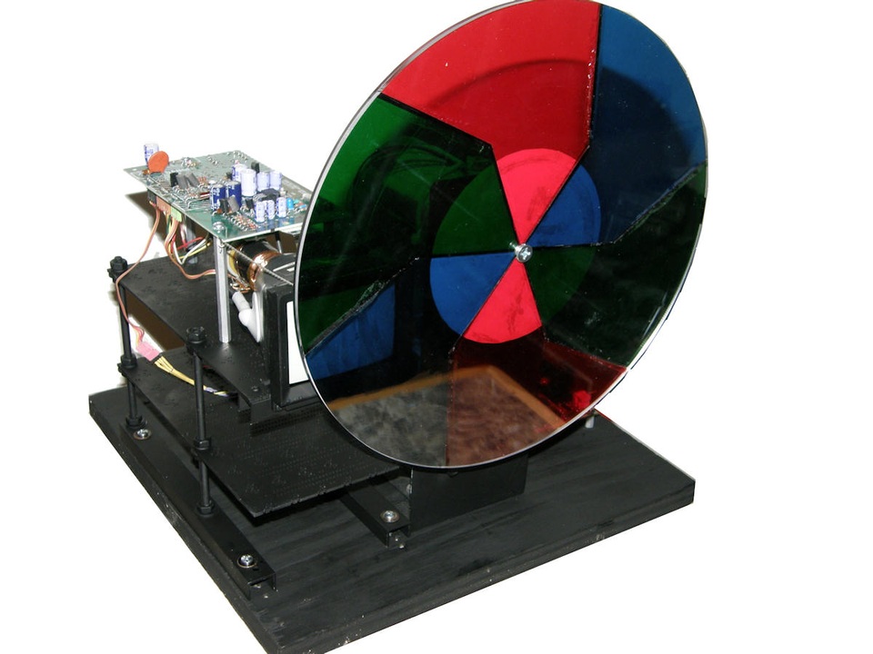 
Sau đó, ý tưởng về TV màu bắt đầu nhen nhóm với phát minh đĩa màu cơ bản xoay vòng với 343 dòng phân giải từ Peter Goldmark năm 1940.
