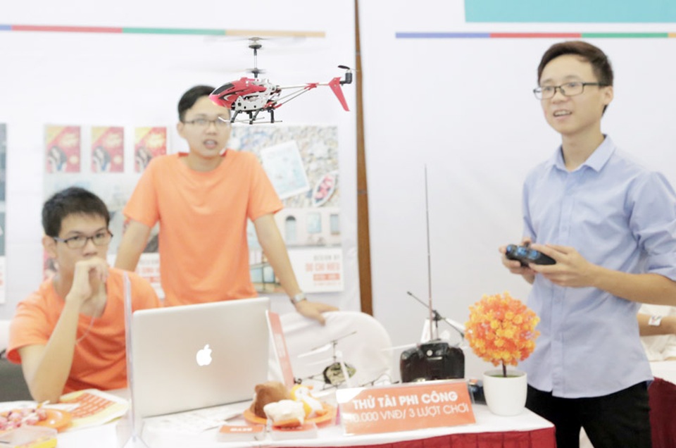 Bạn trẻ mê công nghệ trải nghiệm không gian thực tế ảo ở Google Day X - 7
Trò chơi lái mô hình máy bay trực thăng điều khiển từ xa cũng thu hút nhiều bạn trẻ trải nghiệm.